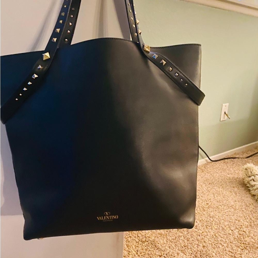 Black, semi new. Looks new. Original tag and cover.